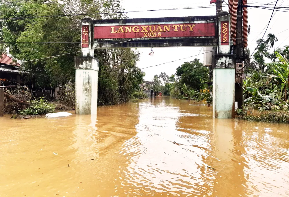 Người dân cố đô Huế lại bì bõm lội lụt sau 2 ngày mưa tầm tã ảnh 19