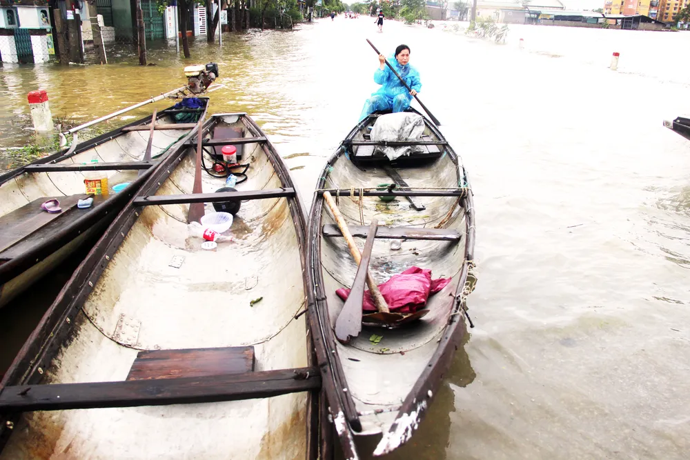 Người dân cố đô Huế lại bì bõm lội lụt sau 2 ngày mưa tầm tã ảnh 17