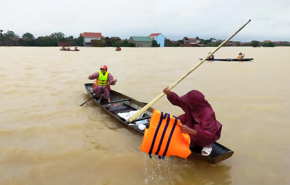 Người dân Lệ Thủy kiệt quệ vì lũ ảnh 3