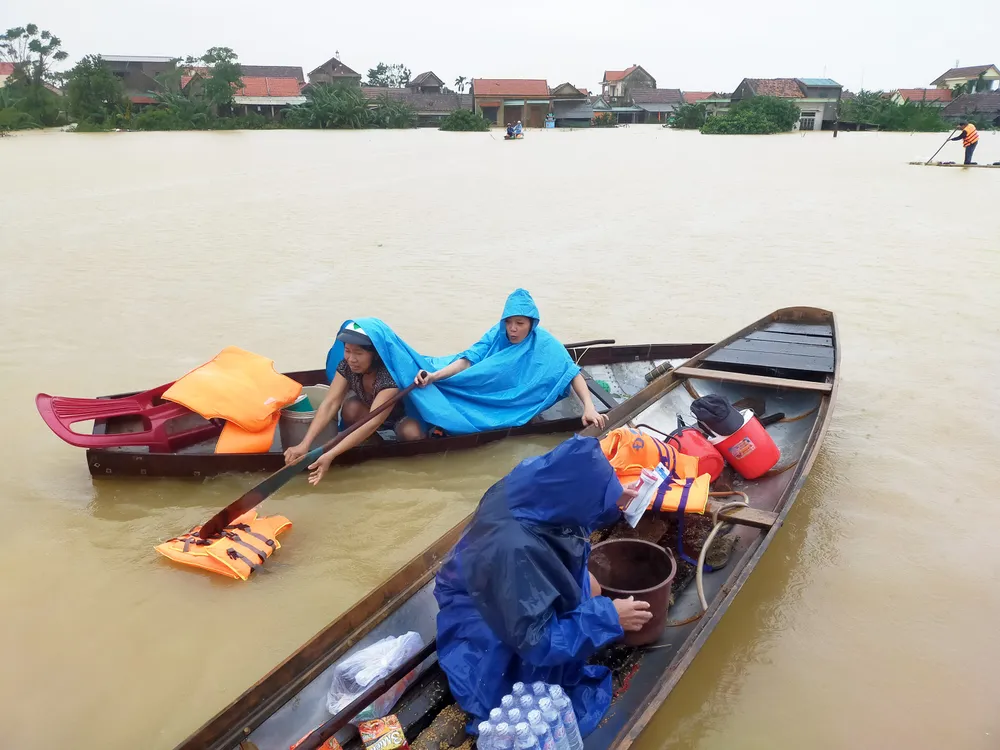 Người dân Lệ Thủy kiệt quệ vì lũ ảnh 20