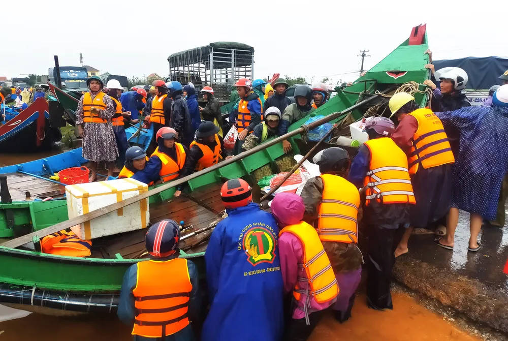 Người dân Lệ Thủy kiệt quệ vì lũ ảnh 6