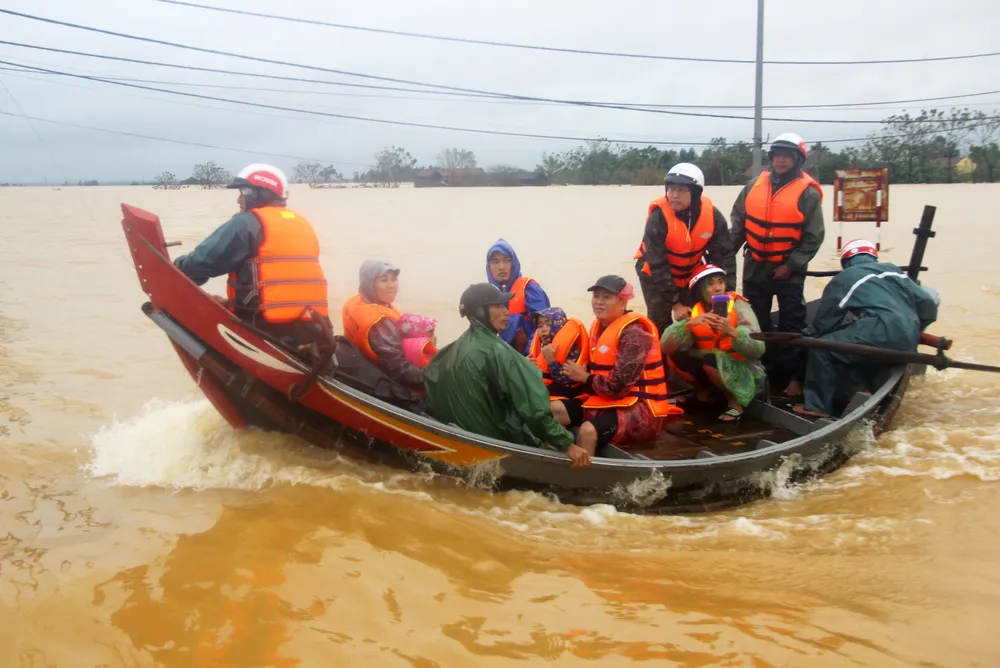 Người dân Lệ Thủy kiệt quệ vì lũ ảnh 7
