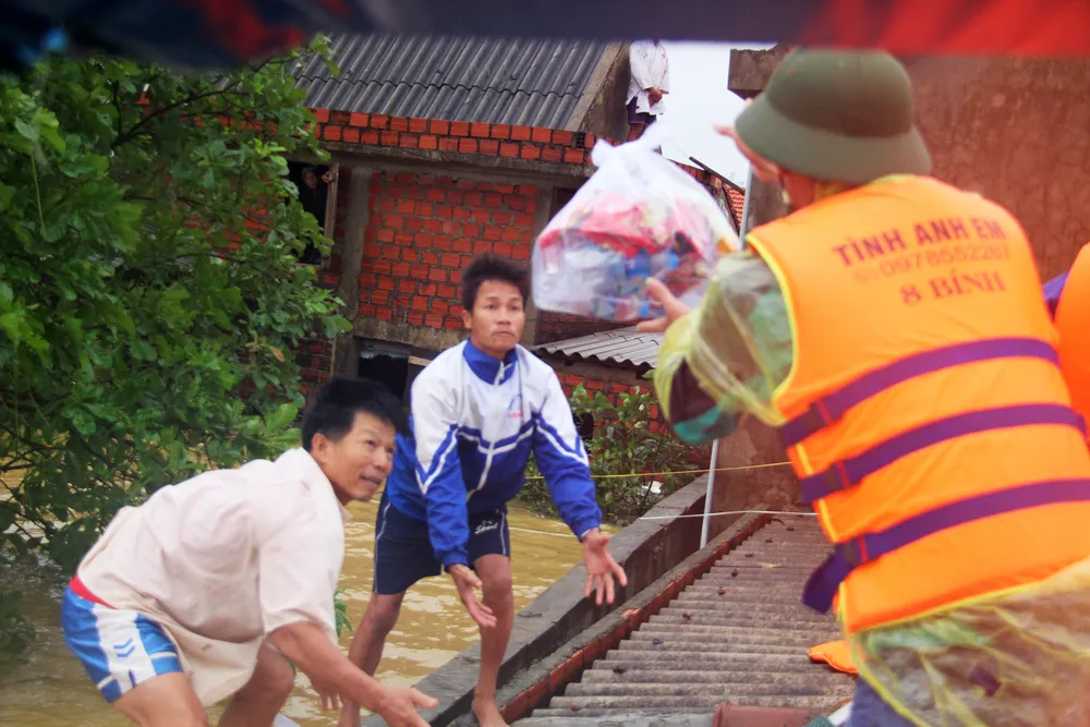 Người dân Lệ Thủy kiệt quệ vì lũ ảnh 18