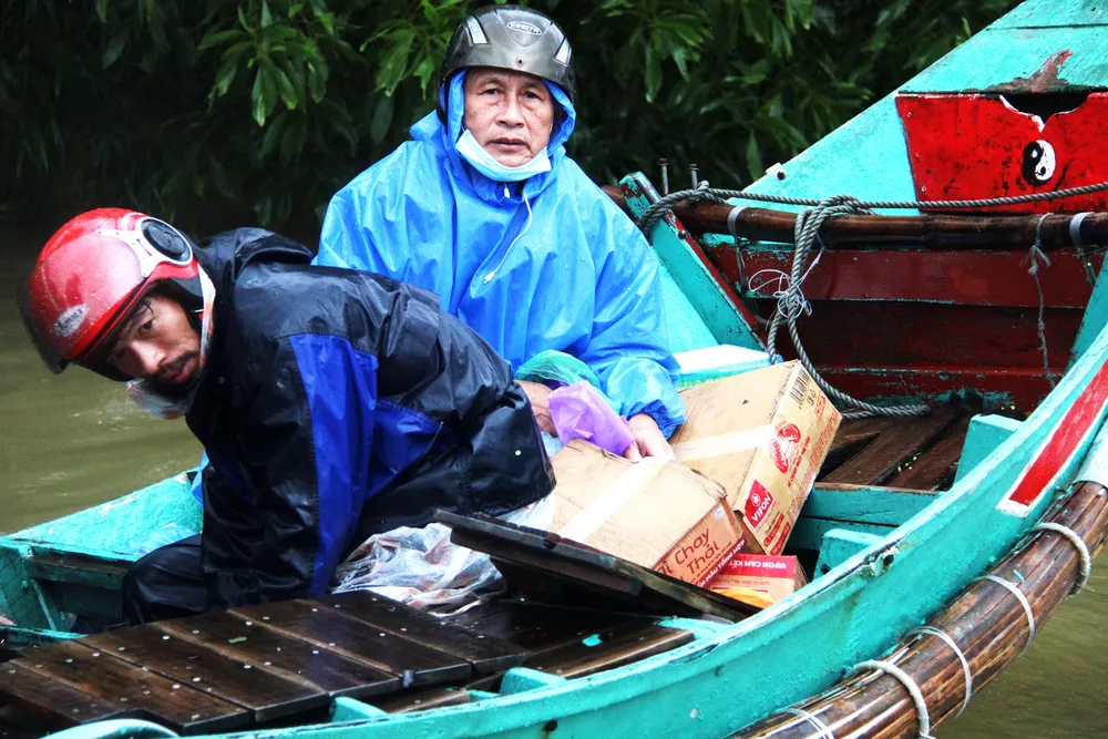 Người dân Lệ Thủy kiệt quệ vì lũ ảnh 22