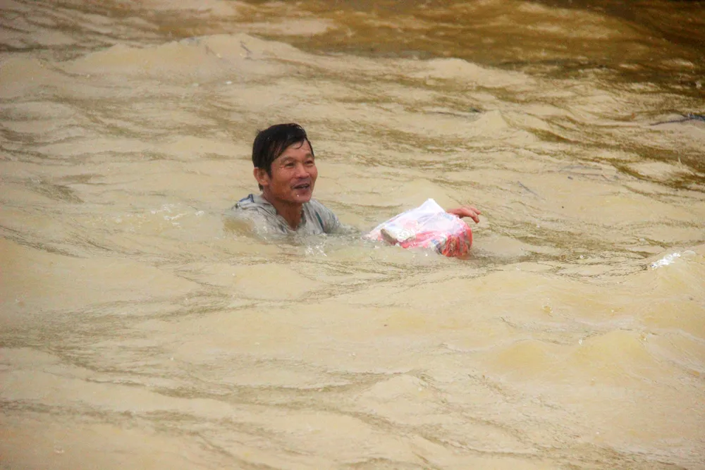 Người dân Lệ Thủy kiệt quệ vì lũ ảnh 16