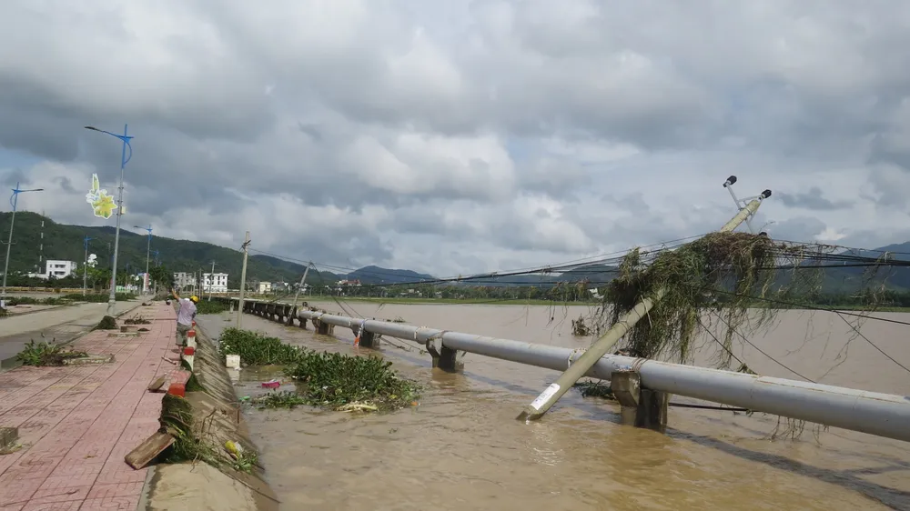 Hàng chục ngàn người dân thức trắng đêm chạy lũ ảnh 1