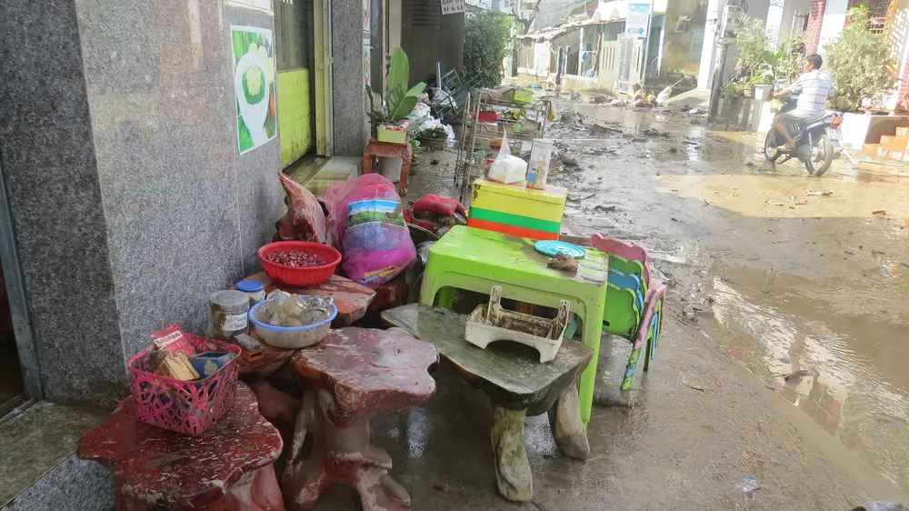 Hàng chục ngàn người dân thức trắng đêm chạy lũ ảnh 2