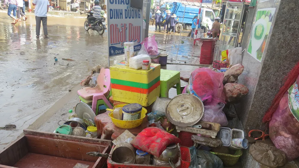 Hàng chục ngàn người dân thức trắng đêm chạy lũ ảnh 3