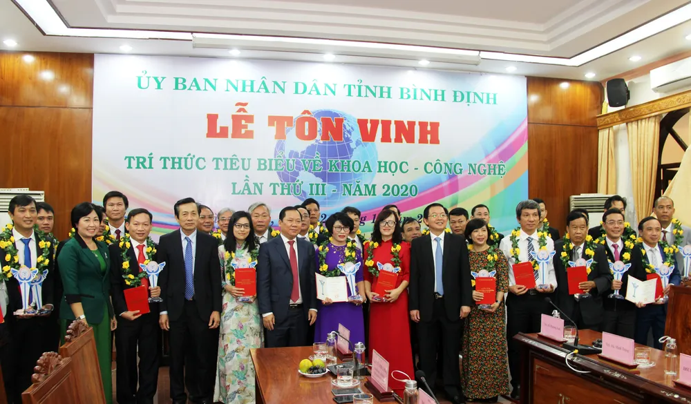 Bình Định tôn vinh 32 “hạt giống đỏ” về khoa học, công nghệ ảnh 5 Bình Định tôn vinh 32 “hạt giống đỏ” về khoa học, công nghệ ảnh 5