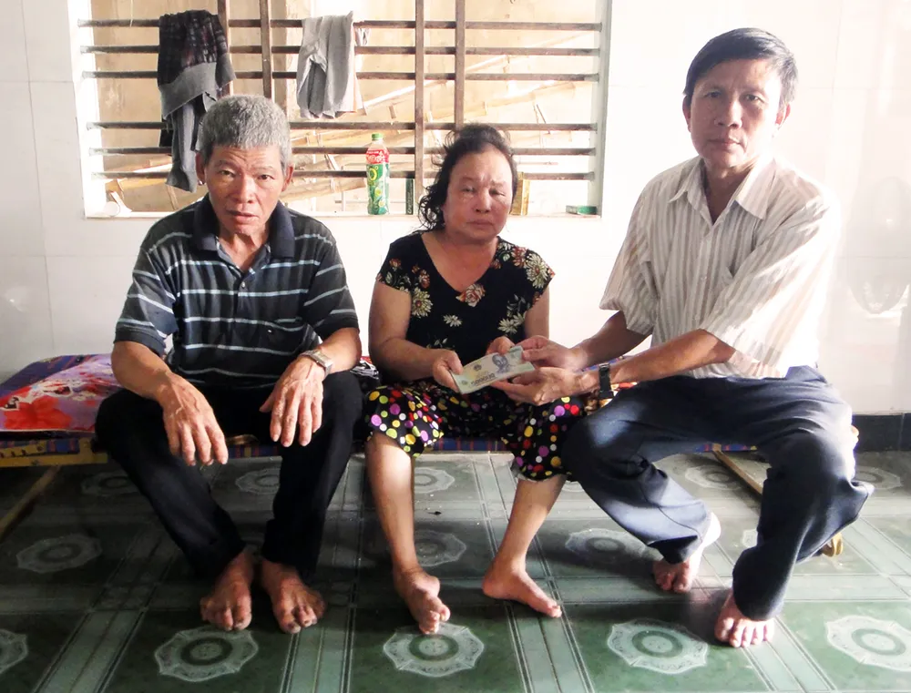 Trao tiền bạn đọc Báo SGGP hỗ trợ vợ chồng già hái dừa thuê