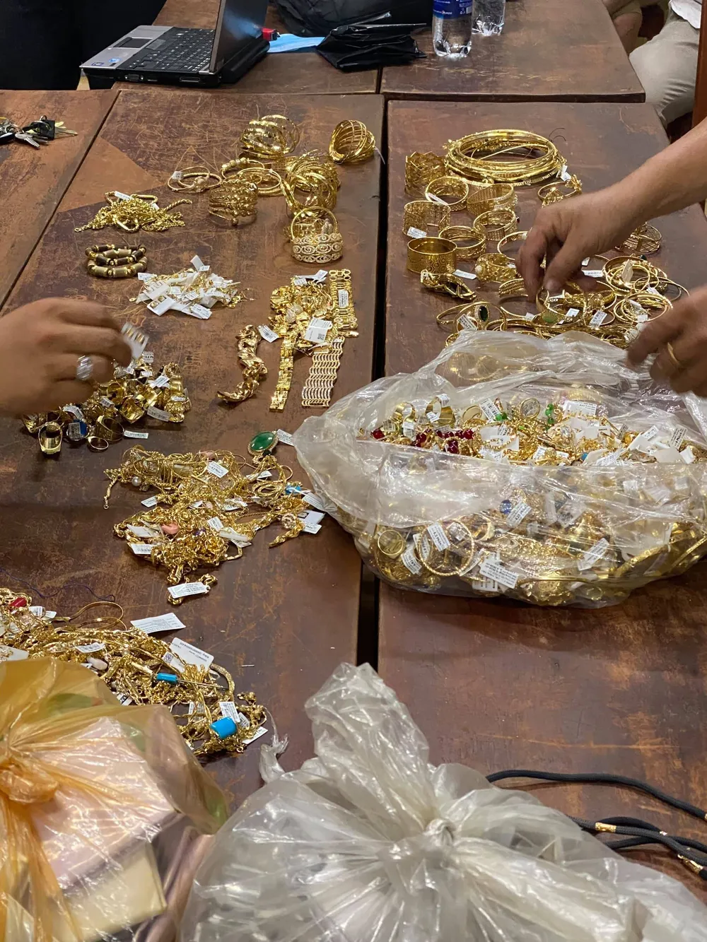 Tạm giữ nghi phạm trong vụ trộm 300 lượng vàng 18K ảnh 2 Tạm giữ nghi phạm trong vụ trộm 300 lượng vàng 18K ảnh 2