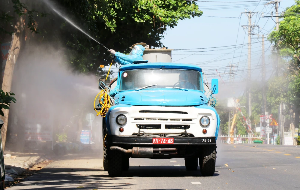 Lực lượng quân đội phun hóa chất, khử khuẩn khu vực nguy cơ bùng phát Covid-19 ở TP Tuy Hòa