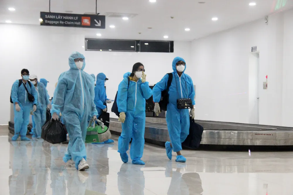 Chuyến bay đầu tiên đưa 197 công dân Bình Định từ TPHCM về quê ảnh 4