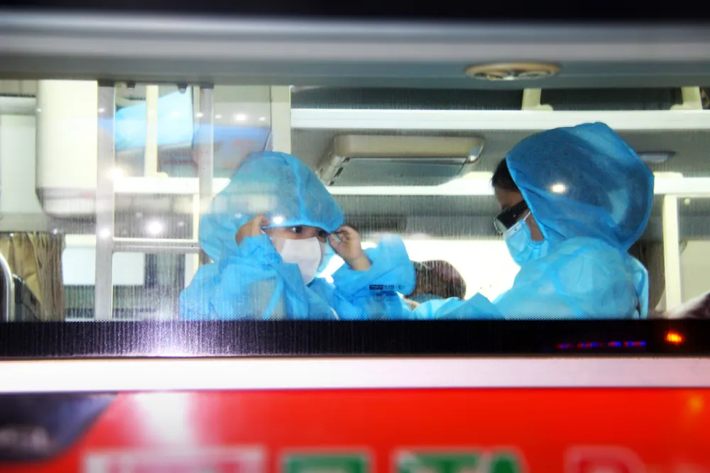 Chuyến bay đầu tiên đưa 197 công dân Bình Định từ TPHCM về quê ảnh 6