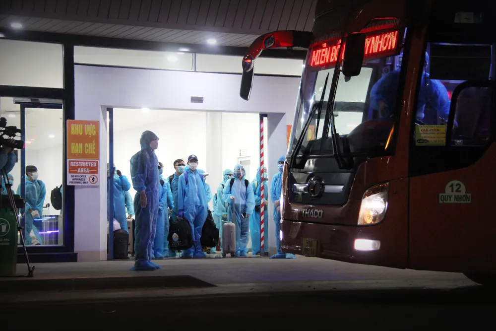 Chuyến bay đầu tiên đưa 197 công dân Bình Định từ TPHCM về quê ảnh 9