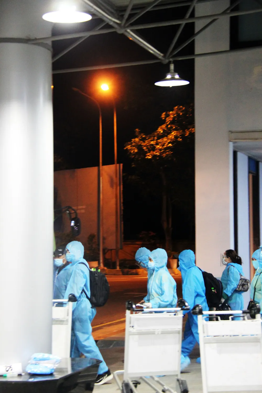 Chuyến bay đầu tiên đưa 197 công dân Bình Định từ TPHCM về quê ảnh 15