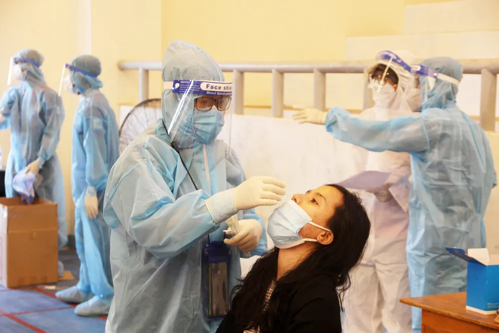 20 chuyến xe đón gần 400 người dân Phú Yên từ TPHCM về quê ảnh 5