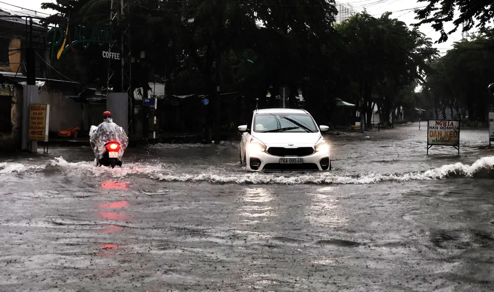 Mưa lớn khiến TP Quảng Ngãi bị ngập sâu ảnh 6