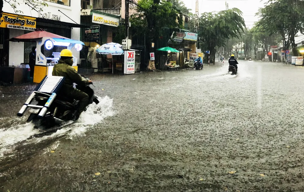 Mưa lớn khiến TP Quảng Ngãi bị ngập sâu ảnh 9