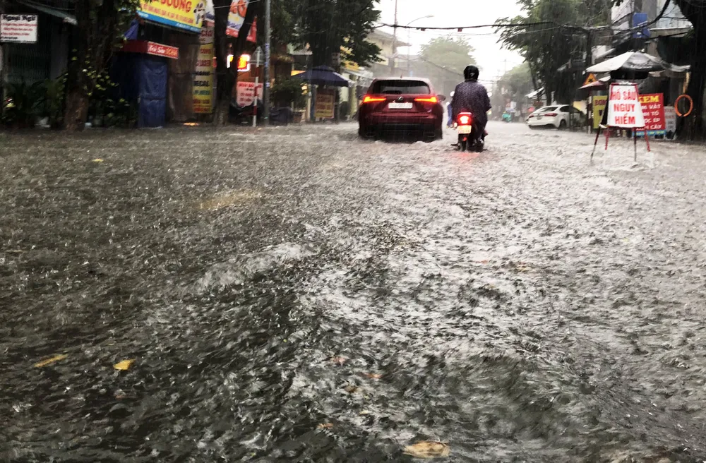 Mưa lớn khiến TP Quảng Ngãi bị ngập sâu ảnh 8