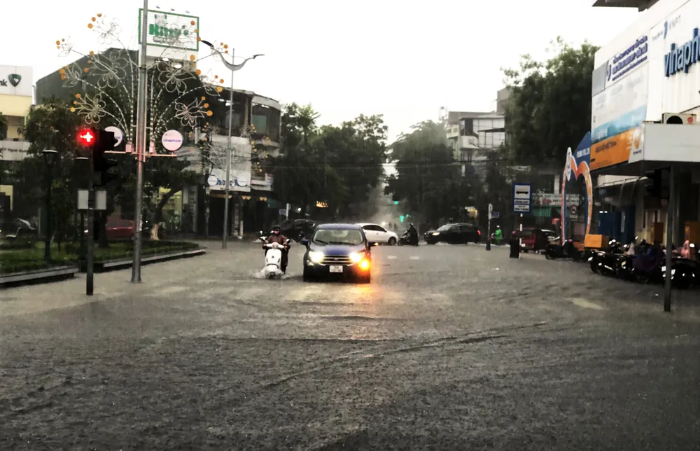 Mưa lớn khiến TP Quảng Ngãi bị ngập sâu ảnh 2