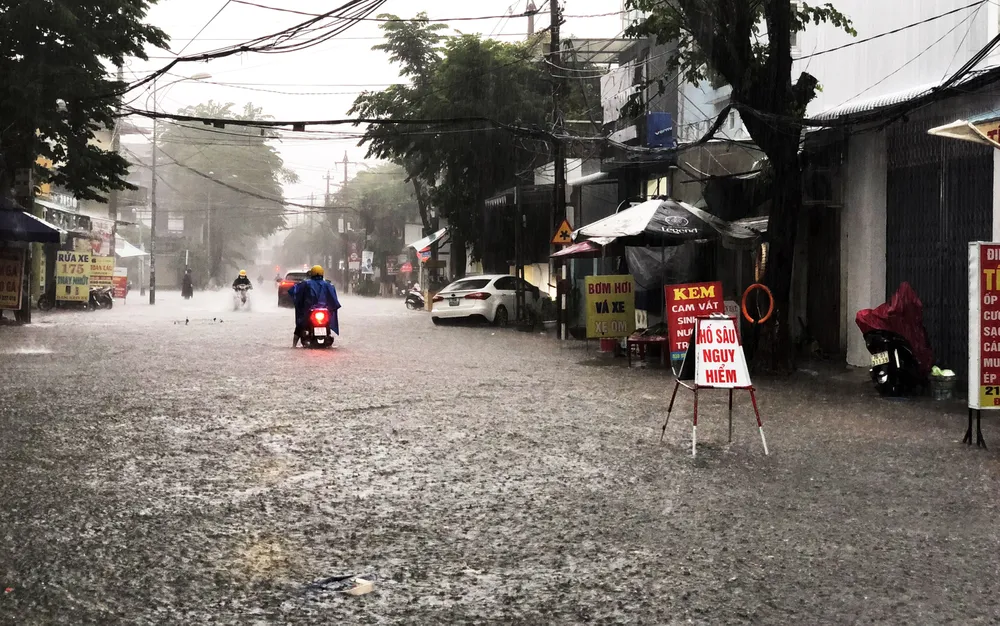 Mưa lớn khiến TP Quảng Ngãi bị ngập sâu ảnh 4