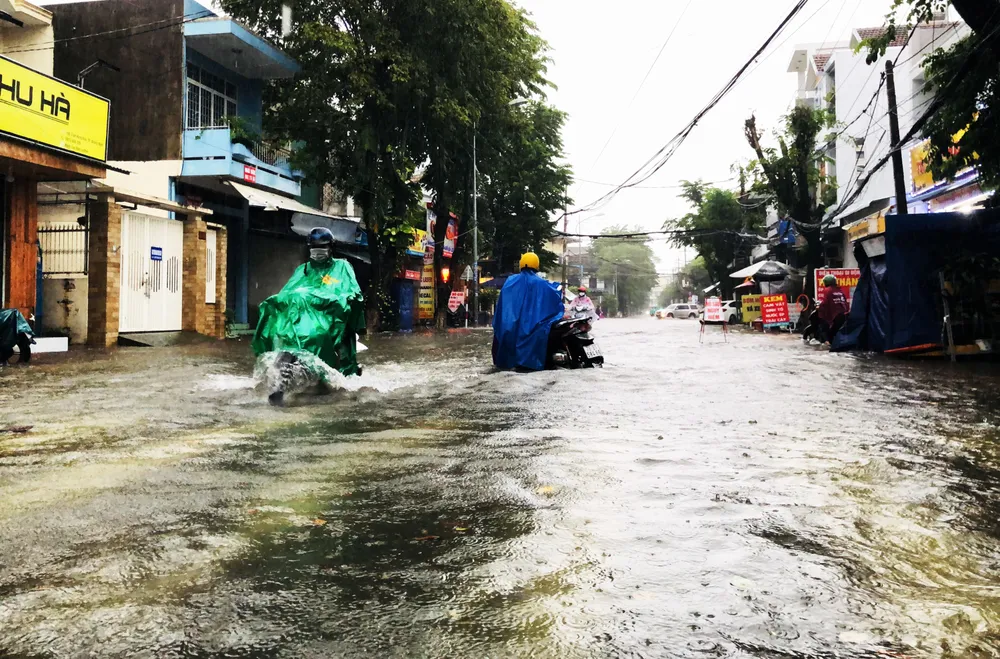 Mưa lớn khiến TP Quảng Ngãi bị ngập sâu ảnh 7