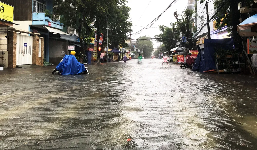 Mưa lớn khiến TP Quảng Ngãi bị ngập sâu ảnh 10