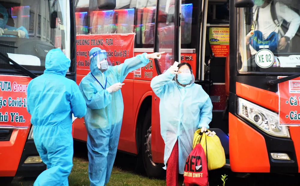 Phú Yên, Bình Định nấu cơm “tiếp sức” người dân đi xe máy về quê  ảnh 7