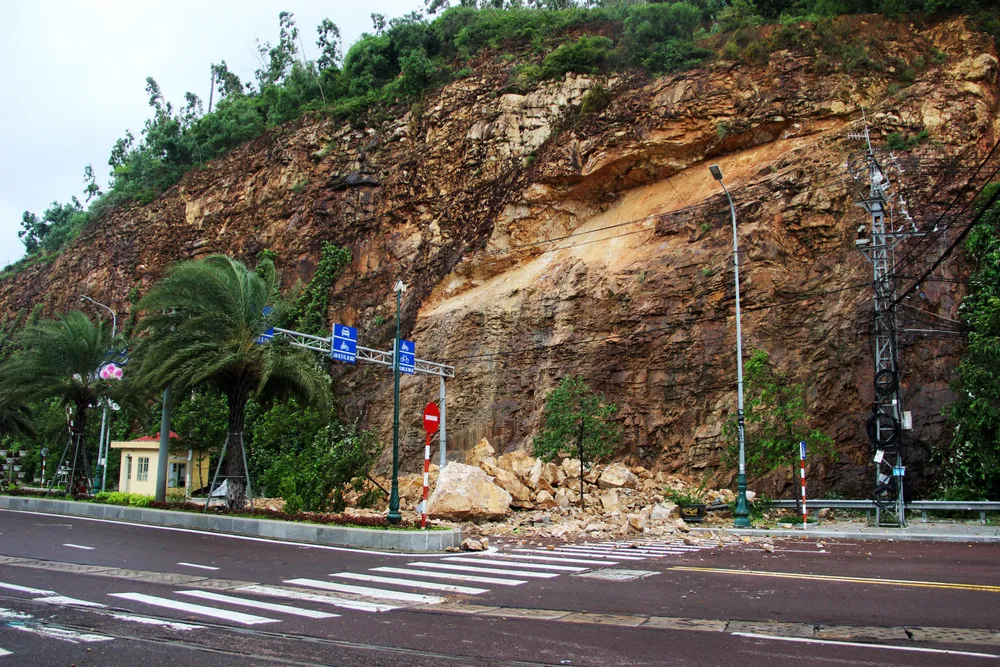 Mưa lớn, núi Bà Hỏa giữa TP Quy Nhơn sạt lở khiến 3 người bị thương ảnh 9