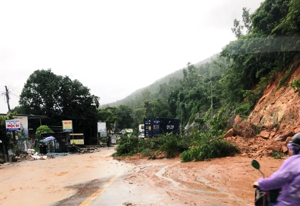 Cận cảnh ngập lụt, sạt lở núi “bủa vây” Quy Nhơn ảnh 4