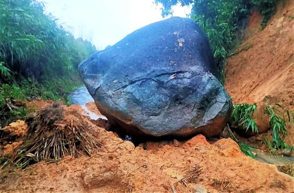 Cận cảnh ngập lụt, sạt lở núi “bủa vây” Quy Nhơn ảnh 21