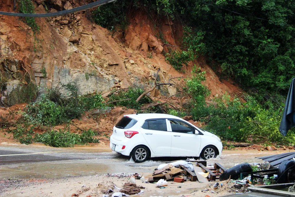 Cận cảnh ngập lụt, sạt lở núi “bủa vây” Quy Nhơn ảnh 3