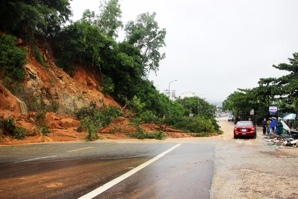 Cận cảnh ngập lụt, sạt lở núi “bủa vây” Quy Nhơn ảnh 6