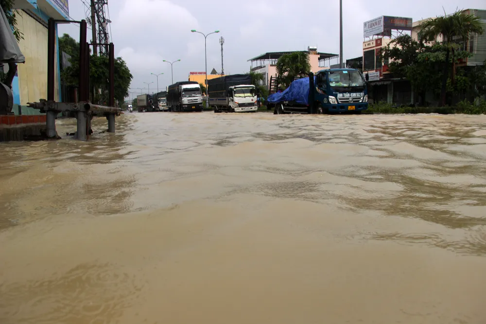 Cận cảnh ngập lụt, sạt lở núi “bủa vây” Quy Nhơn ảnh 12