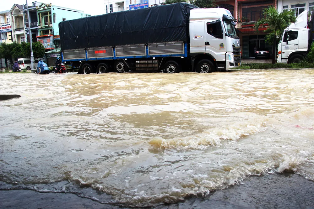 Cận cảnh ngập lụt, sạt lở núi “bủa vây” Quy Nhơn ảnh 16