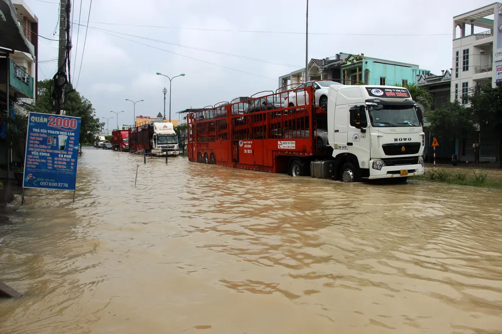 Cận cảnh ngập lụt, sạt lở núi “bủa vây” Quy Nhơn ảnh 15