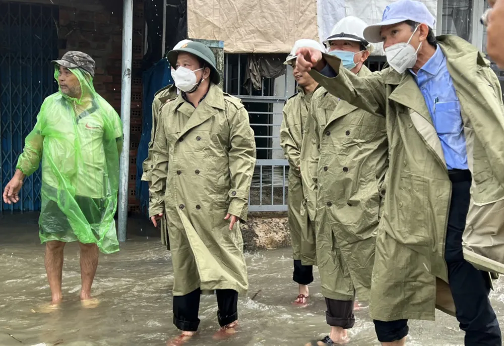 Cận cảnh ngập lụt cô lập hàng ngàn hộ dân ở Bình Định ảnh 21