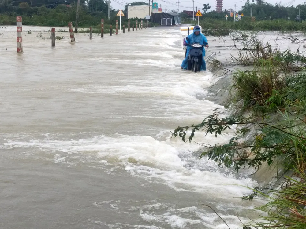 Cận cảnh ngập lụt cô lập hàng ngàn hộ dân ở Bình Định ảnh 19