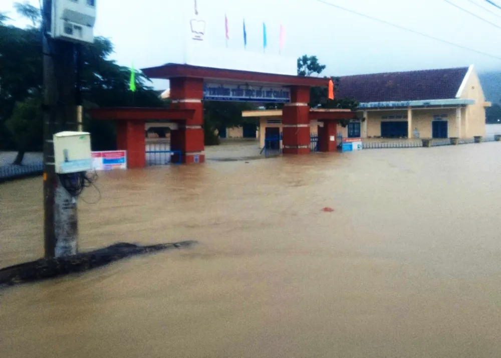 Cận cảnh ngập lụt cô lập hàng ngàn hộ dân ở Bình Định ảnh 8