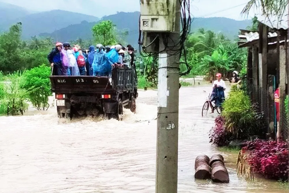 Cận cảnh ngập lụt cô lập hàng ngàn hộ dân ở Bình Định ảnh 11