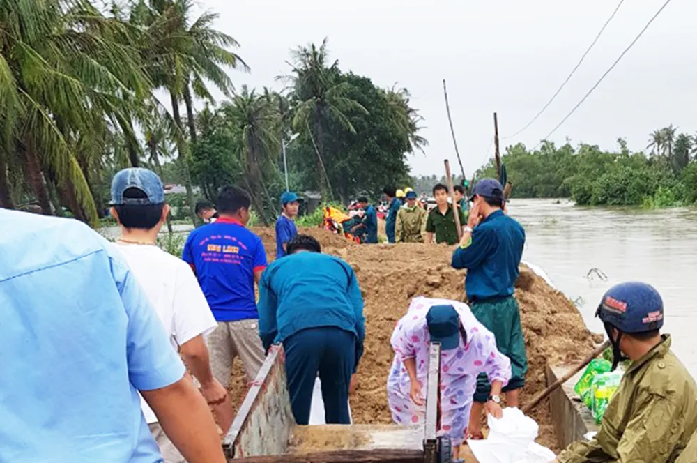 Cận cảnh ngập lụt cô lập hàng ngàn hộ dân ở Bình Định ảnh 4