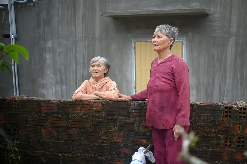 Núi Cấm tiếp tục sạt đổ, bùn đất tràn vào nhà dân cao 1,5m, lúa thóc, gà vịt bị vùi lấp ảnh 6