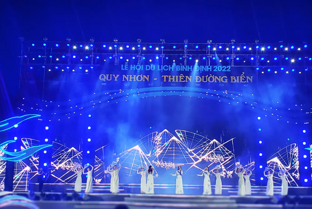 “Biển” người xem lễ hội thả diều Quy Nhơn ảnh 17 “Biển” người xem lễ hội thả diều Quy Nhơn ảnh 17