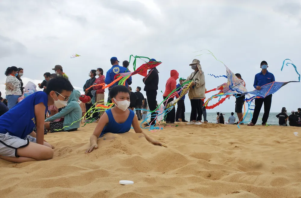“Biển” người xem lễ hội thả diều Quy Nhơn ảnh 7 “Biển” người xem lễ hội thả diều Quy Nhơn ảnh 7