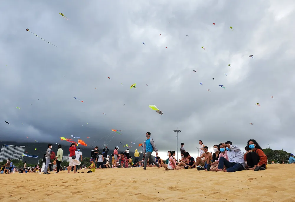 “Biển” người xem lễ hội thả diều Quy Nhơn ảnh 6 “Biển” người xem lễ hội thả diều Quy Nhơn ảnh 6