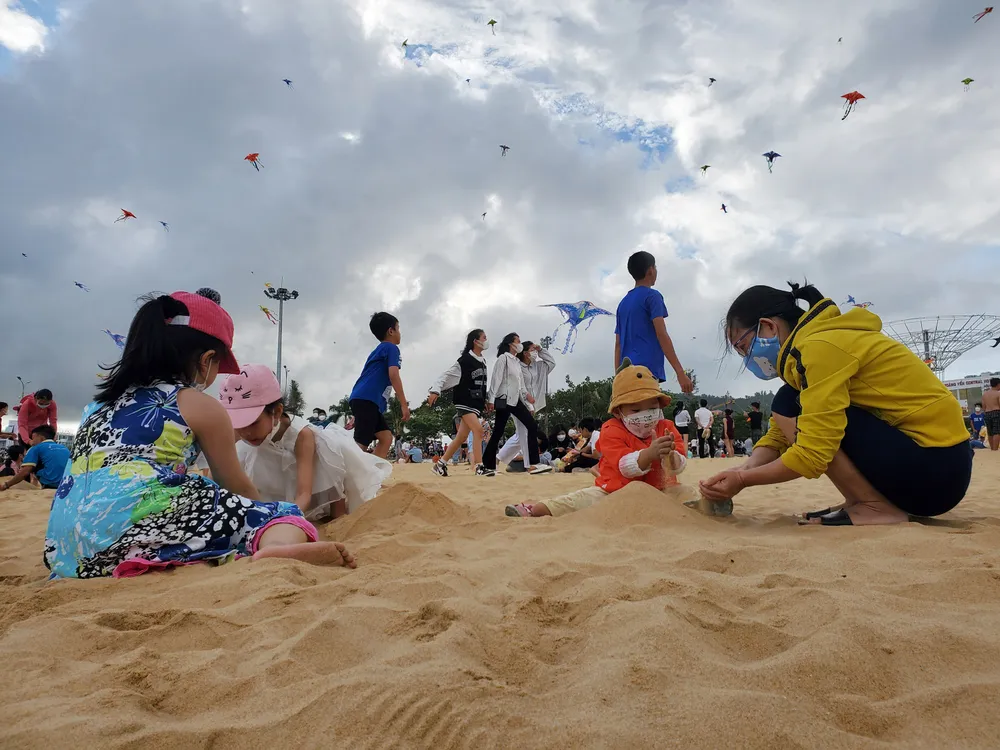 “Biển” người xem lễ hội thả diều Quy Nhơn ảnh 8 “Biển” người xem lễ hội thả diều Quy Nhơn ảnh 8