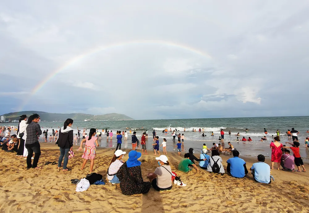 “Biển” người xem lễ hội thả diều Quy Nhơn ảnh 14 “Biển” người xem lễ hội thả diều Quy Nhơn ảnh 14