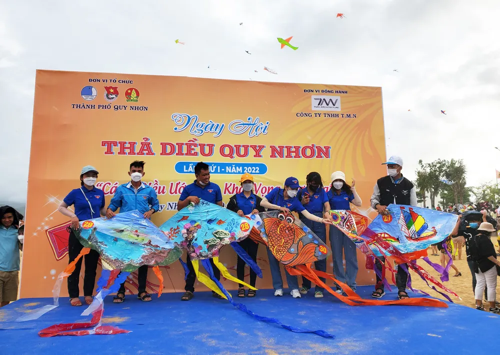 “Biển” người xem lễ hội thả diều Quy Nhơn ảnh 12 “Biển” người xem lễ hội thả diều Quy Nhơn ảnh 12