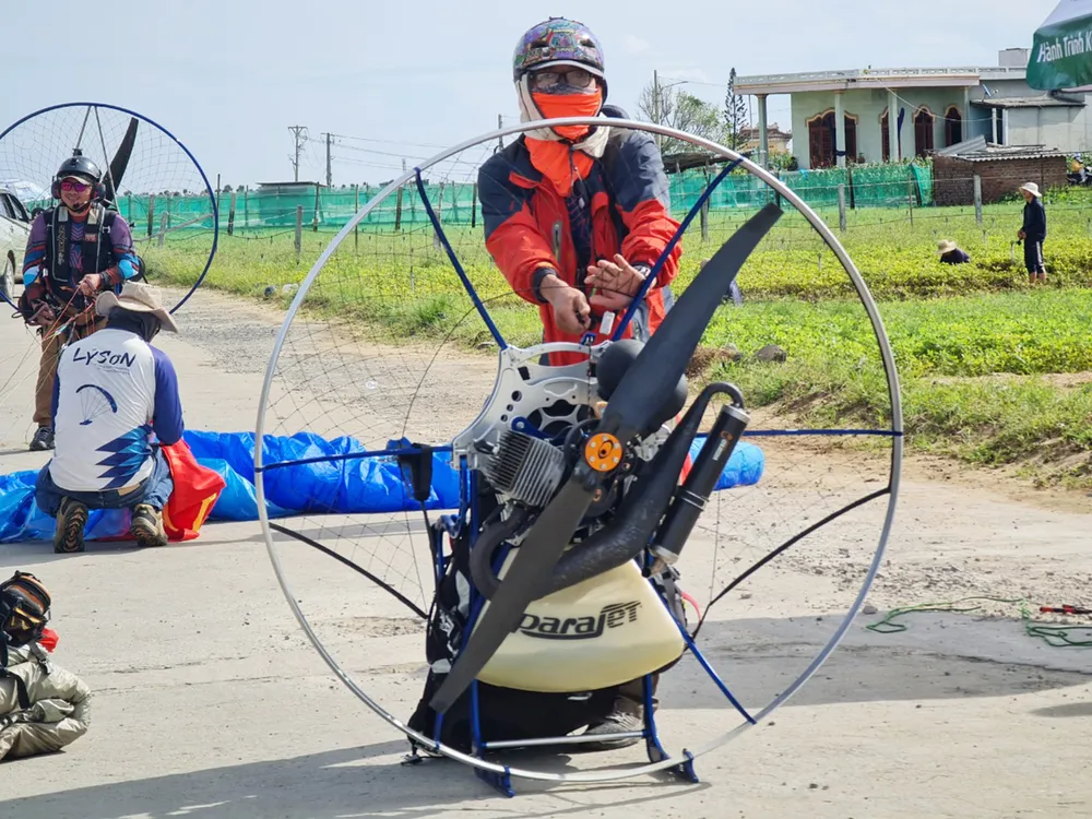 Các phi công dù lượn bắt đầu đua tài ở đỉnh núi Thới Lới, đảo Lý Sơn ảnh 3 Các phi công dù lượn bắt đầu đua tài ở đỉnh núi Thới Lới, đảo Lý Sơn ảnh 3
